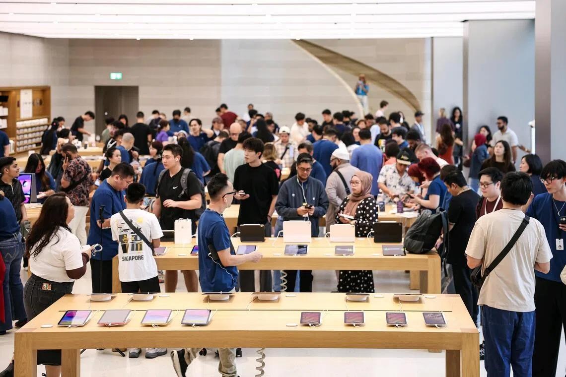 iPhone Duo đem cảnh xếp hàng ở Apple Store Singapore trở lại