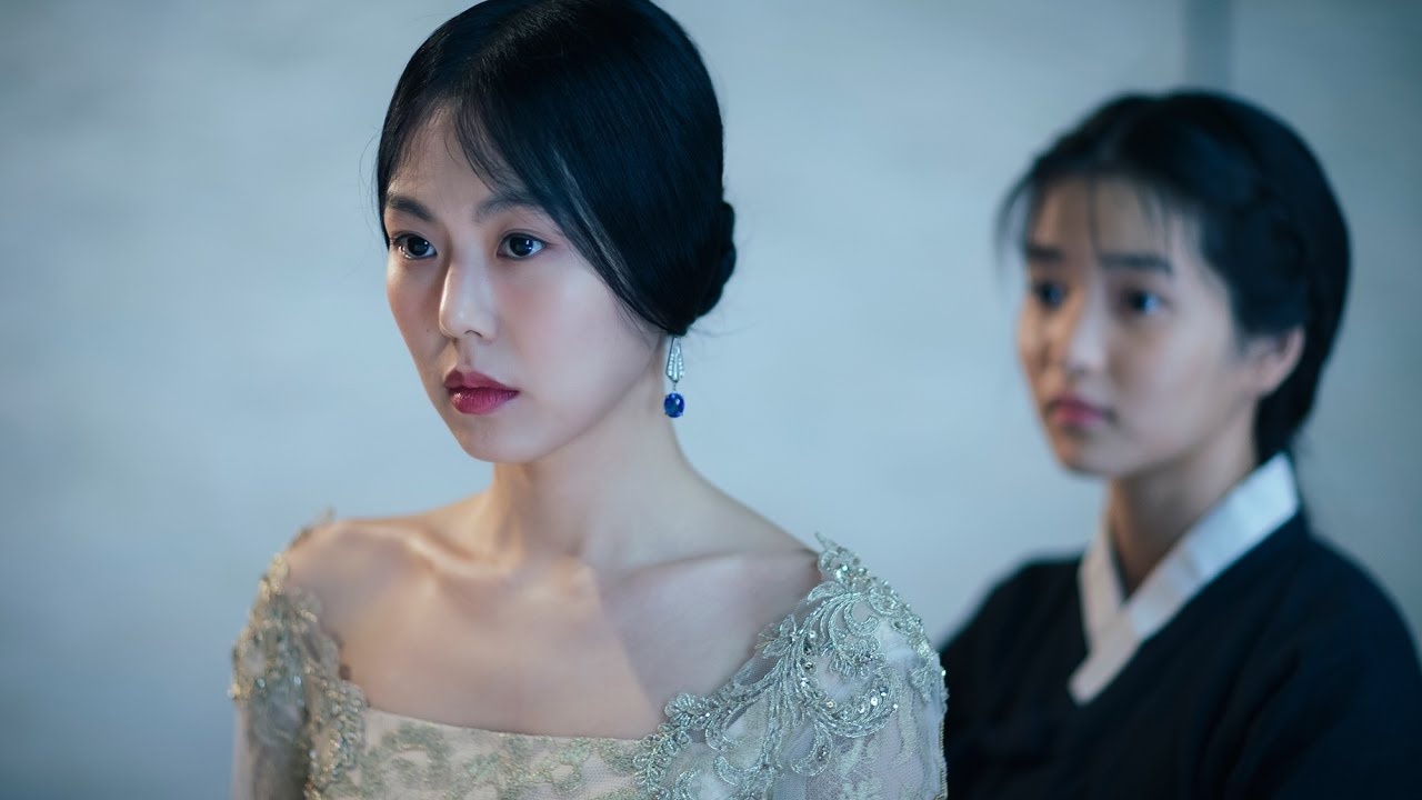 Chi Chi Em Em tuong dong voi nhieu phim nuoc ngoai,  chi chi em em vay muon kich ban,  A simple favor anh 1