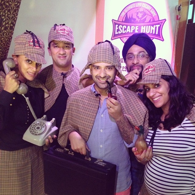 Khách chụp hình với trang phục thám tử sau khi chơi ở The Escape Hunt Experience Bangkok - BKK, Thailand.