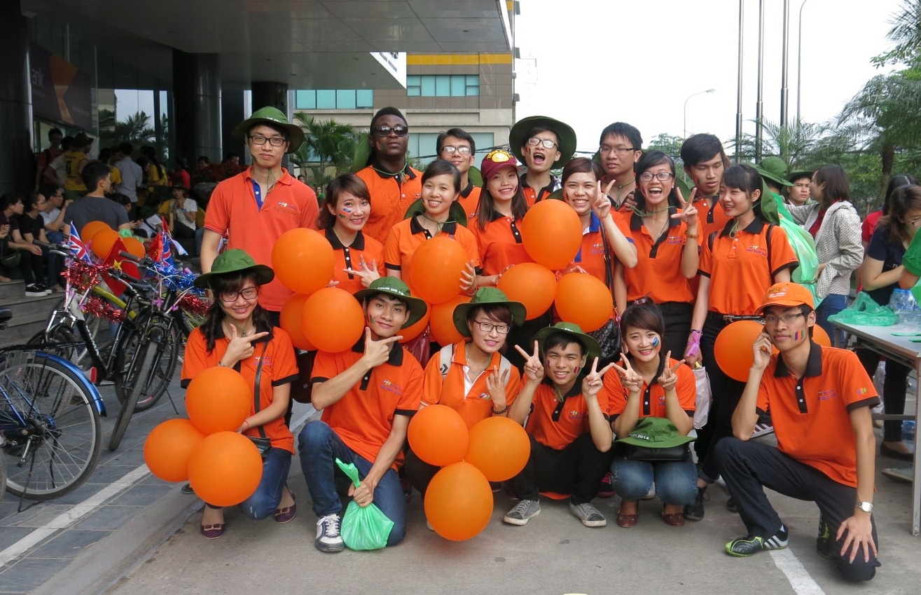 Ngoài việc học tập, Jesuloluwa rất tích cực tham gia các hoạt động ngoại khóa của Khoa Quốc tế nói riêng và tập đoàn FPT nói chung. Trong ảnh: Sinh viên Khoa Quốc tế tham gia giải đua xe đạp Le tour de FSOFT 2014 do công ty phần mềm FPT (FPT Software) tổ chức.