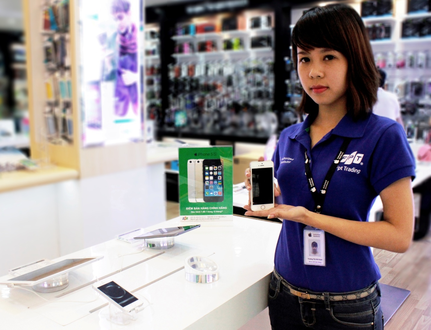 Khu vực trưng bày và trải nghiệm sản phẩm iPhone.