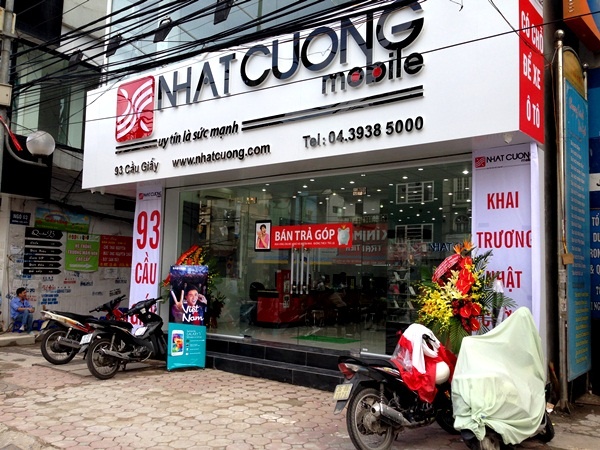 Vui khai truong, uu dai qua tang tai Nhat Cuong Mobile hinh anh