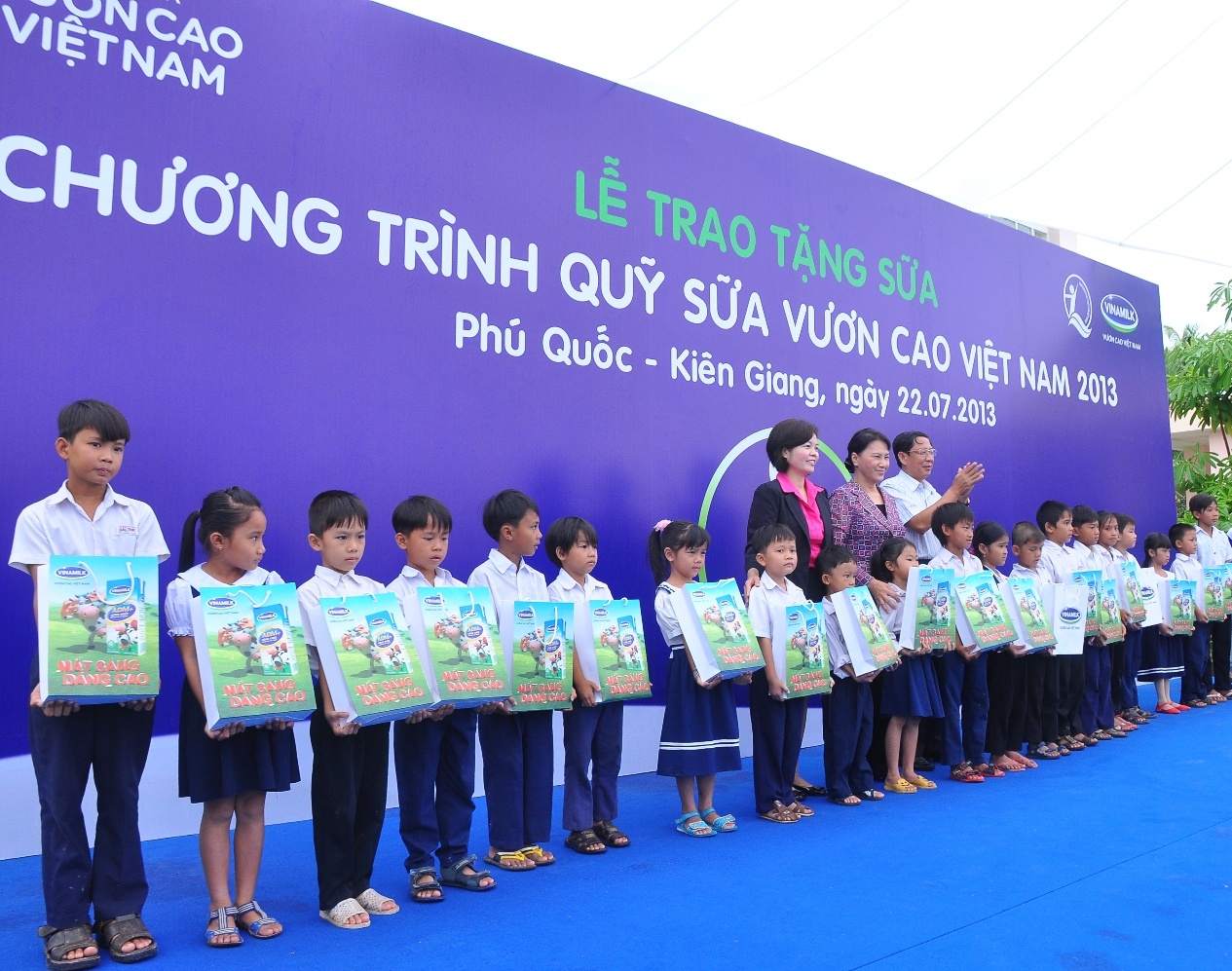 Đại diện ban Điều hành Quỹ sữa trao tặng sữa cho trẻ em nghèo huyện đảo Phú Quốc, Kiên Giang