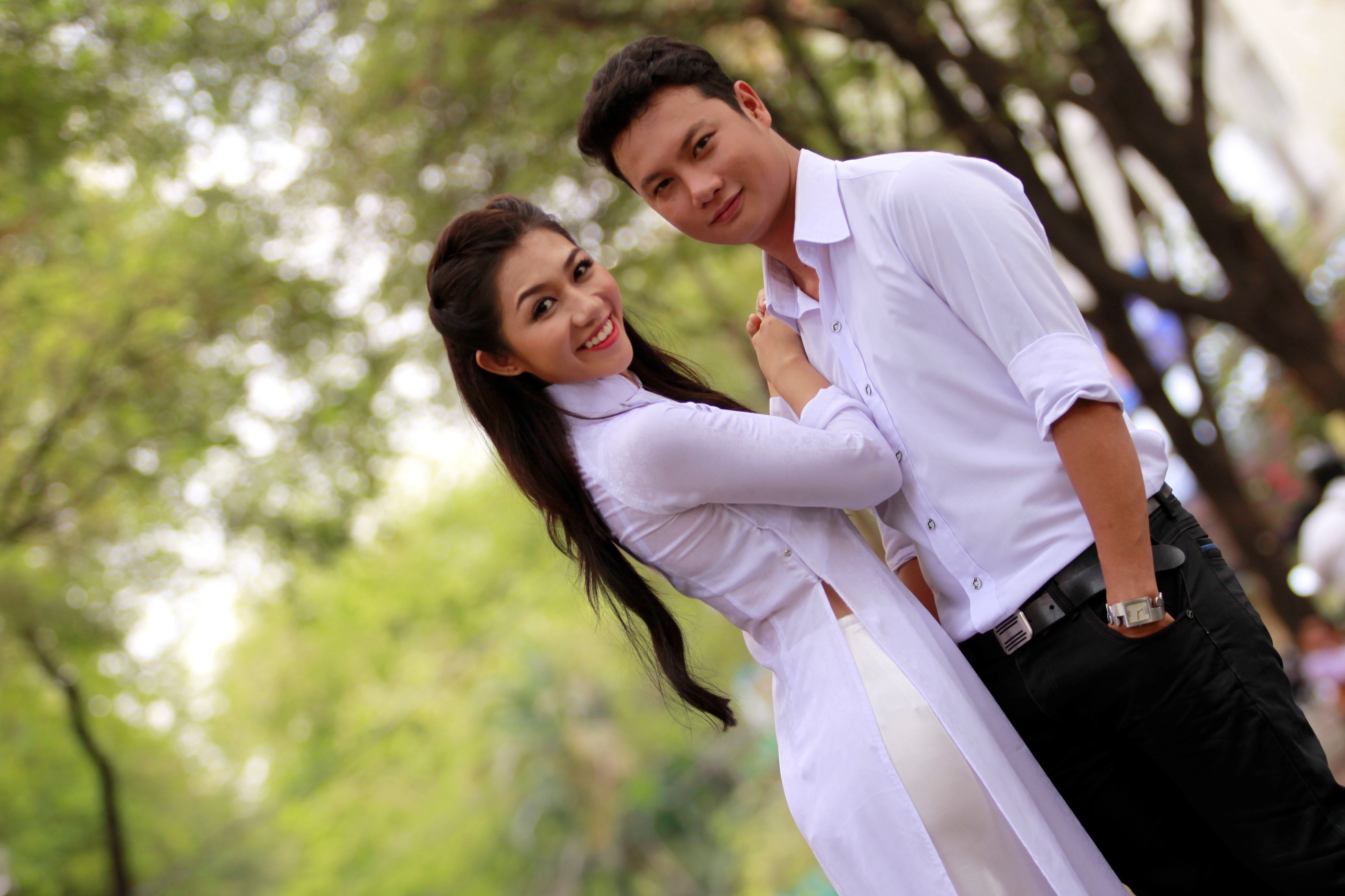 MC Dao Duy va Tra Mi En Bac cong nhau den truong hinh anh