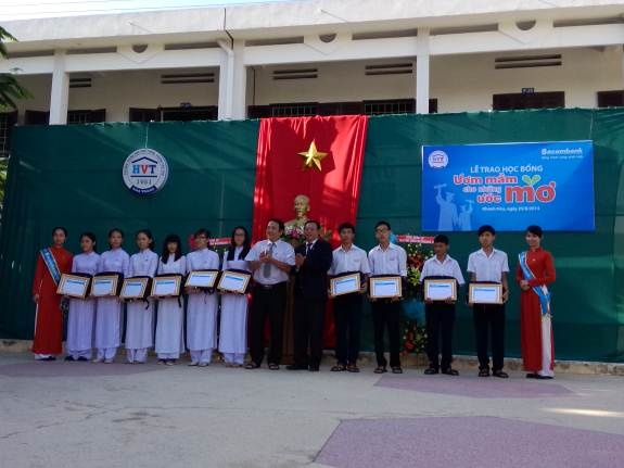 Sacombank trao 2.797 suat hoc bong cho hoc sinh - sinh vien hinh anh