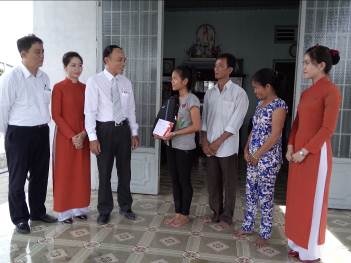 CBNV Sacombank trực tiếp đến nhà thăm hỏi, động viên tinh thần học sinh - sinh viên nghèo vượt khó trên toàn quốc.