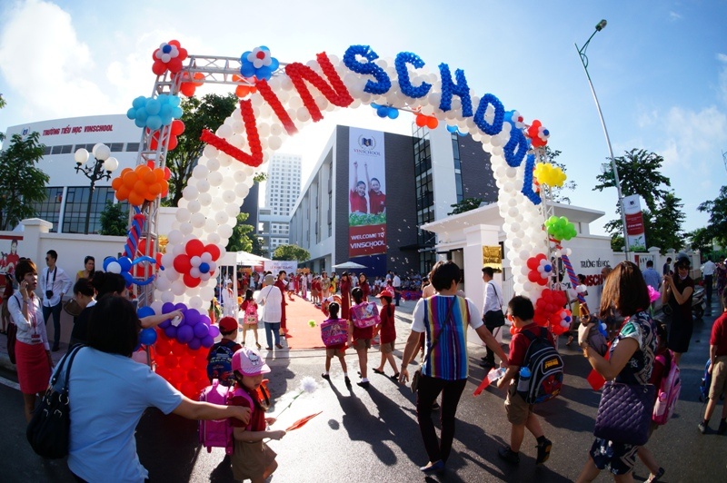 Hoc sinh Vinschool rang ngoi trong le khai giang dau tien hinh anh