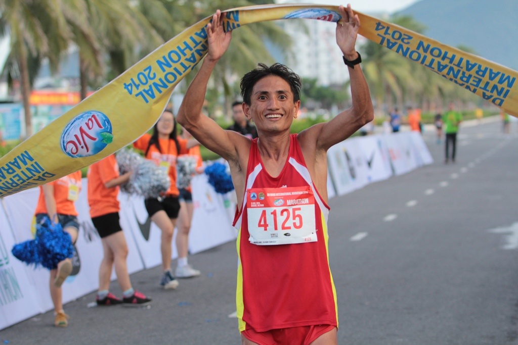 Vận động viên Trần Văn Lợi đoạt giải nhất nội dung marathon 42 km của nam trong Cuộc thi marathon quốc tế Đà Nẵng 2014, tài trợ chính bởi La Vie.