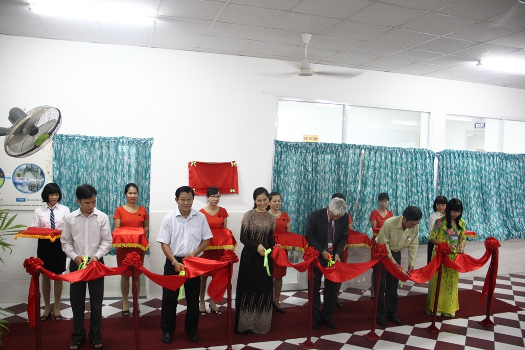 Đại biểu tham dự cắt bang khánh thành mô hình mẫu bếp ăn bán trú