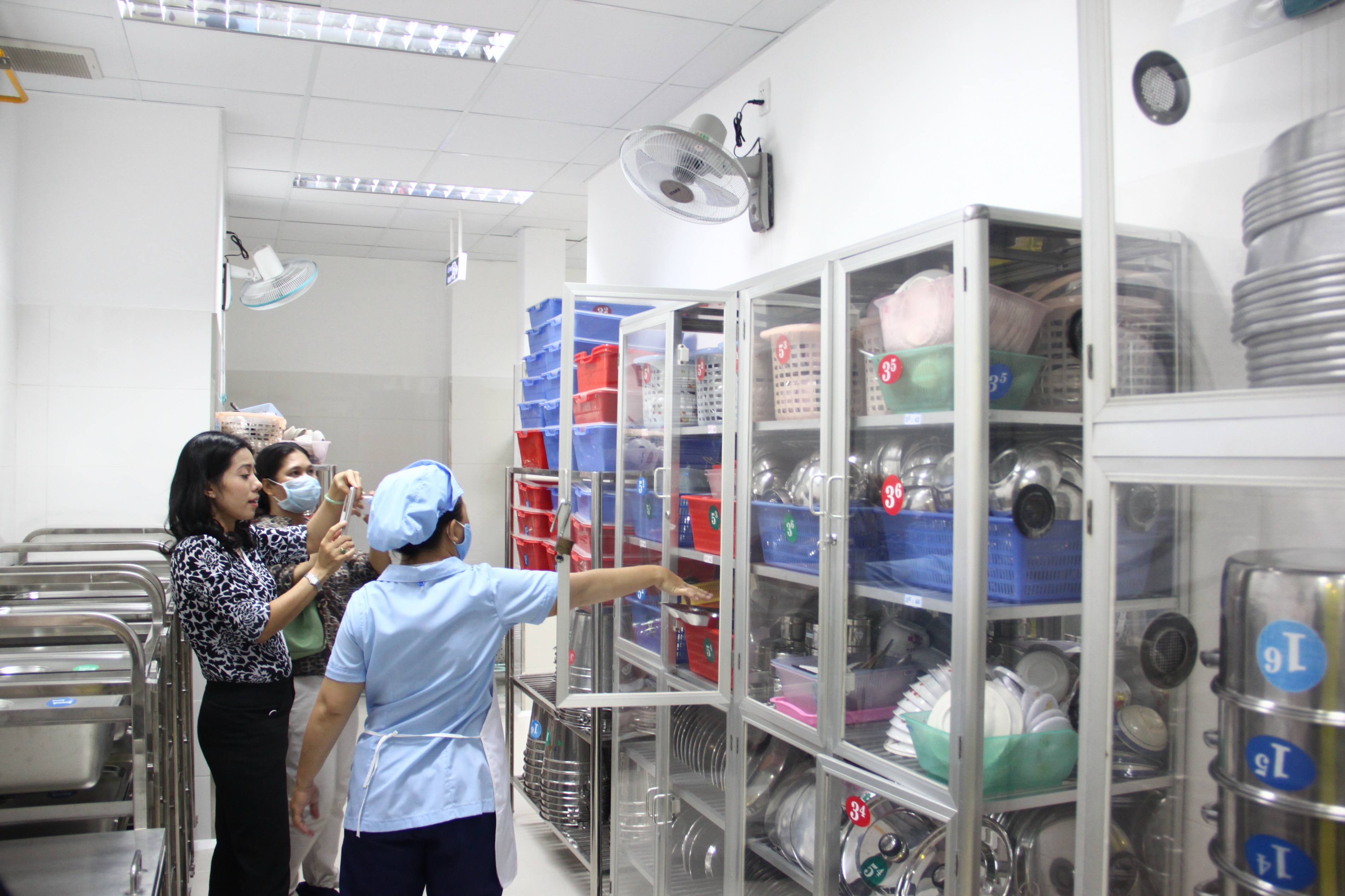 'Mo hinh mau bep an ban tru' tai TP.HCM hinh anh