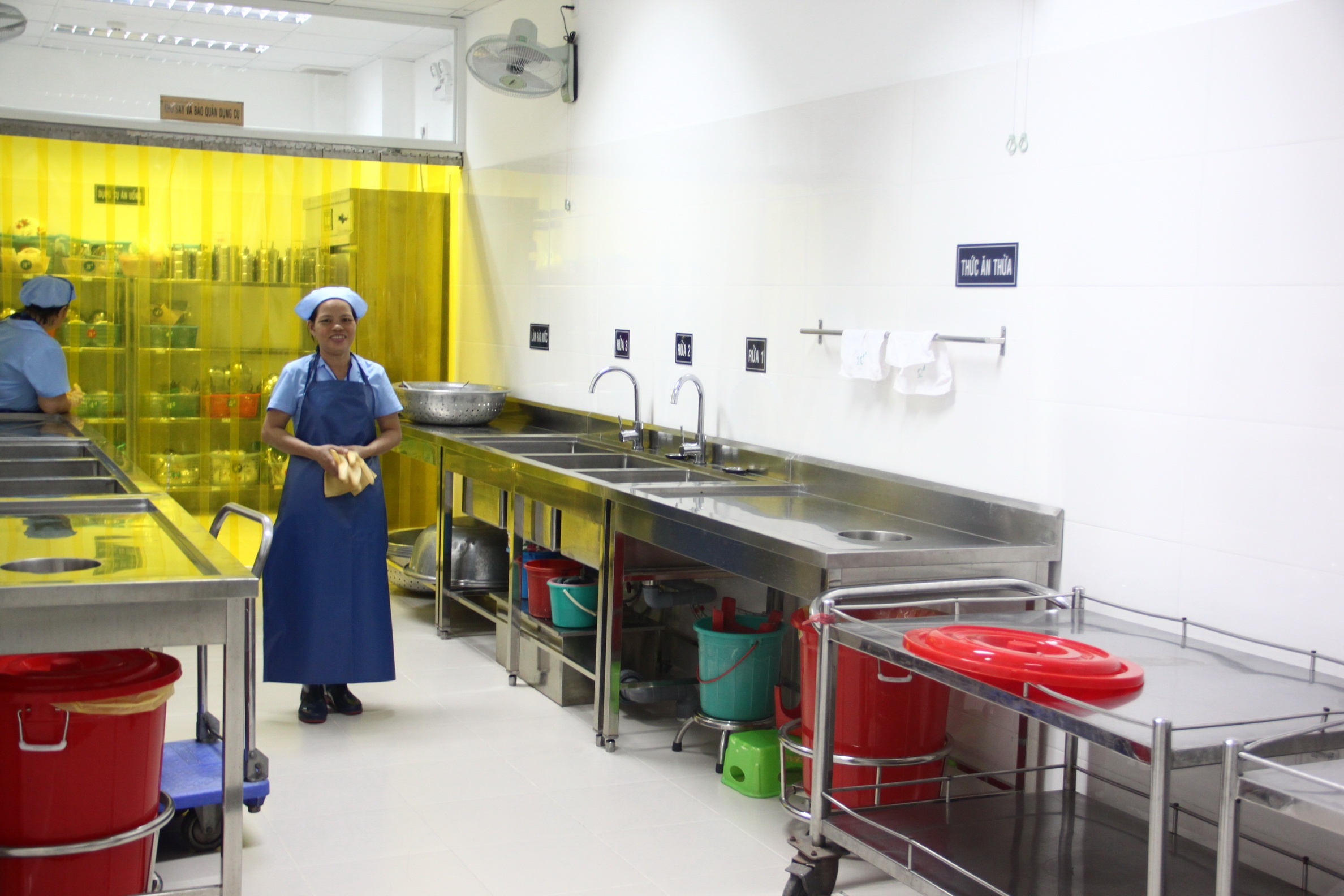 Nhân viên cấp dưỡng làm việc tại mô hình mẫu bếp ăn bán trú.