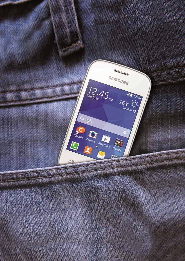 Điện thoại nhỏ gọn với màn hình 3,3 inch, kích thước mỏng 12,9 mm.