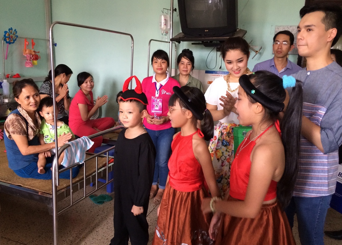 Ca sĩ Bảo Trâm cùng các bé mang tiếng hát đến tận các phòng bệnh.
