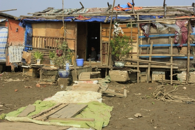 Điều kiện sinh hoạt khó khăn của các em nhỏ khu làng chài ven sông Hồng.