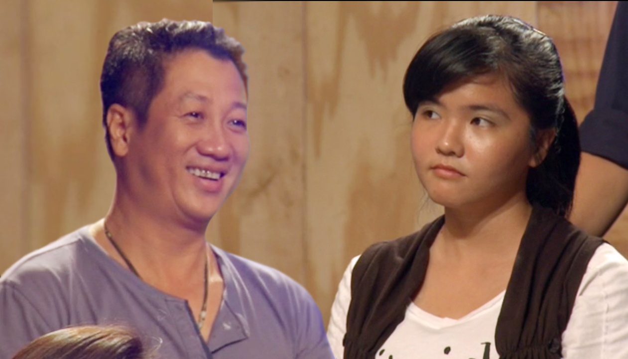 Thí sinh Triều Nam (trái) và Quỳnh Như dẫn đầu 2 đội trong thử thách bán hàng của Overtime.