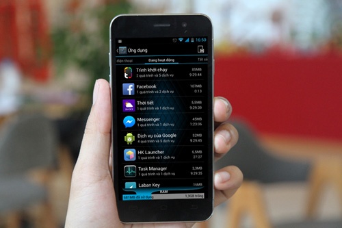 Chạy nhiều ứng dụng nền nhưng máy vẫn còn trống đến 1,3 GB RAM.