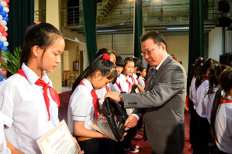 Ông Yamamoto Toshiro – Tổng Giám Đốc Công ty Quadrille & Vera Việt Nam trao học bổng cho học sinh.