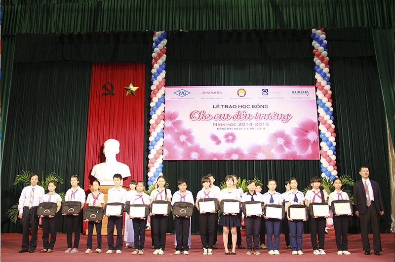 Ông Makoto Yamamoto – Giám Đốc Công ty Ajinomoto Việt Nam trao học bổng cho học sinh.