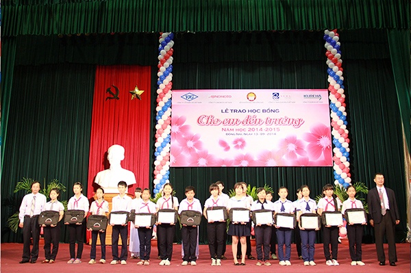 310 suat hoc bong trao cho hoc sinh hieu hoc Dong Nai hinh anh