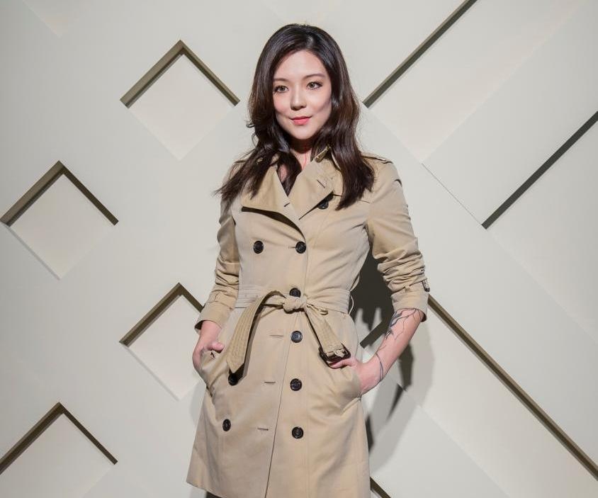 'Art of the Trench' - noi ton vinh chiec ao choang kinh dien hinh anh