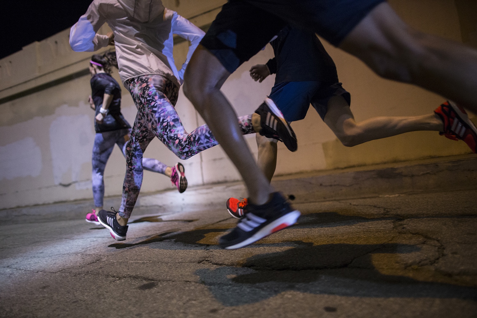 Dot pha tren nhung buoc chay voi adidas Energy Boost hinh anh