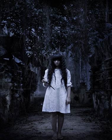 Cô vào vai nữ trong phim Lời nguyền huyết ngãi.