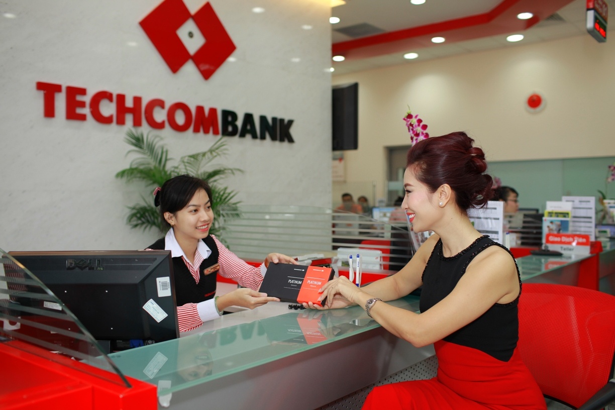Mỗi nhân viên của Techcombank đều là những đại sứ cho hình ảnh của Ngân hàng,  luôn tiếp đón niềm nở và sẵn sàng hỗ trợ khách hàng.