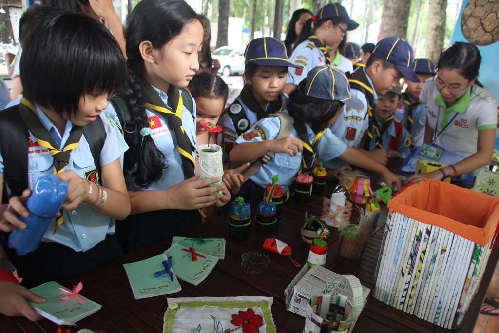 Em nhỏ thích thú chọn cho mình món đồ ưng ý.