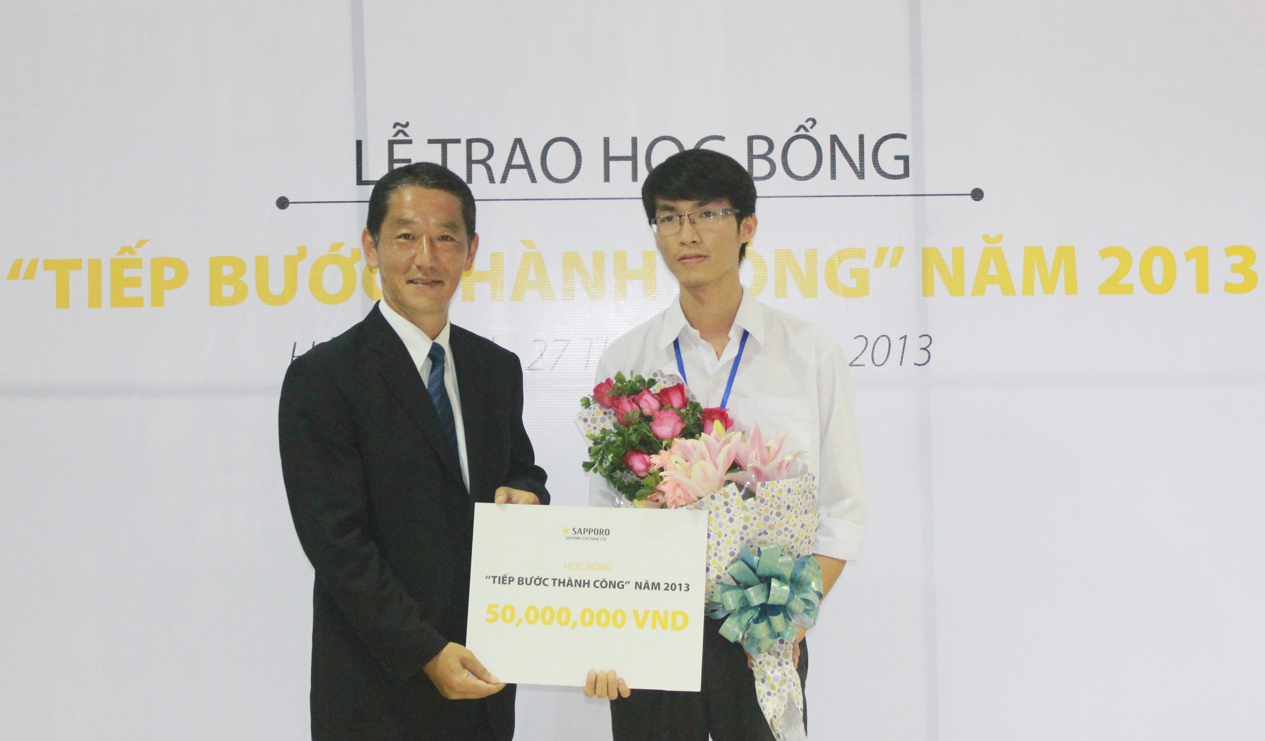 Hoc bong 'Tiep buoc thanh cong' cho tan sinh vien hinh anh