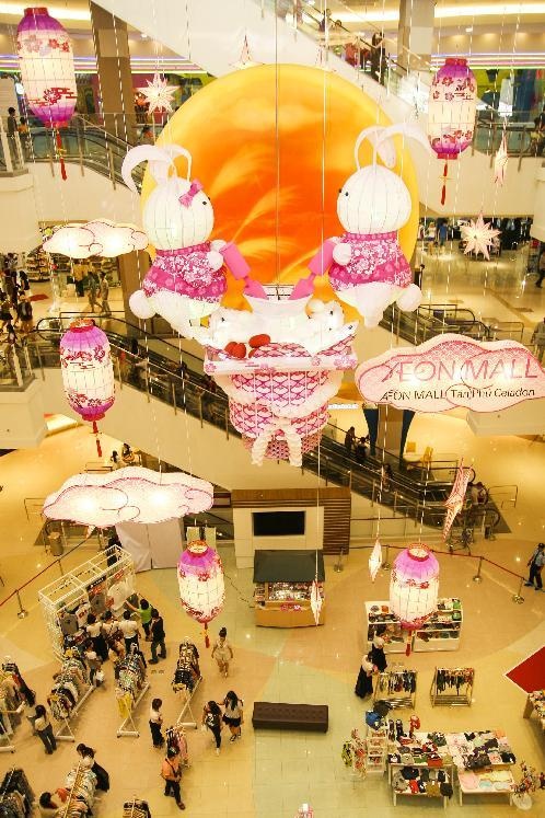 Đèn lồng khổng lồ được treo ngay đại sảnh AEON MALL Tân Phú Celadon.
