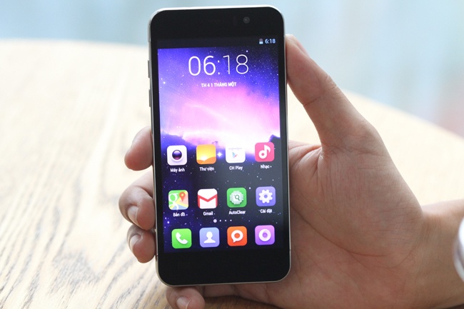 Smartphone vỏ thép đầu tiên tại Việt Nam.