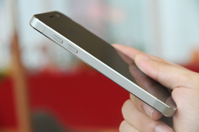 Cận cảnh thiết kế sang trọng, bền bỉ của máy.