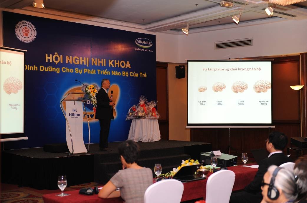 Giáo sư - tiến sĩ Nguyễn Gia Khánh - Phó chủ tịch Hội Nhi Khoa Việt Nam trong phần trình bày về chủ đề