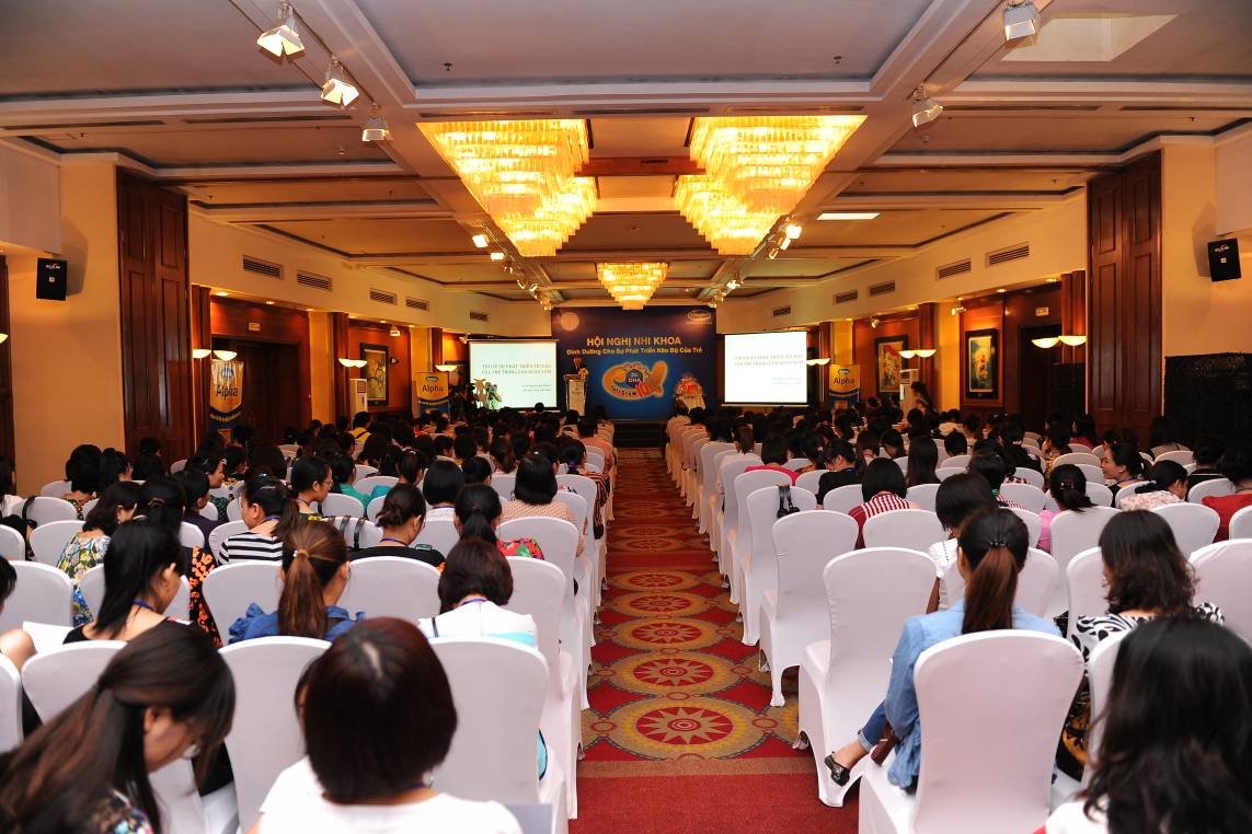 Khách mời đến tham dự đầy đủ, hội trường gần như không còn chỗ trống. Không khí buổi hội nghị rất trang trọng.