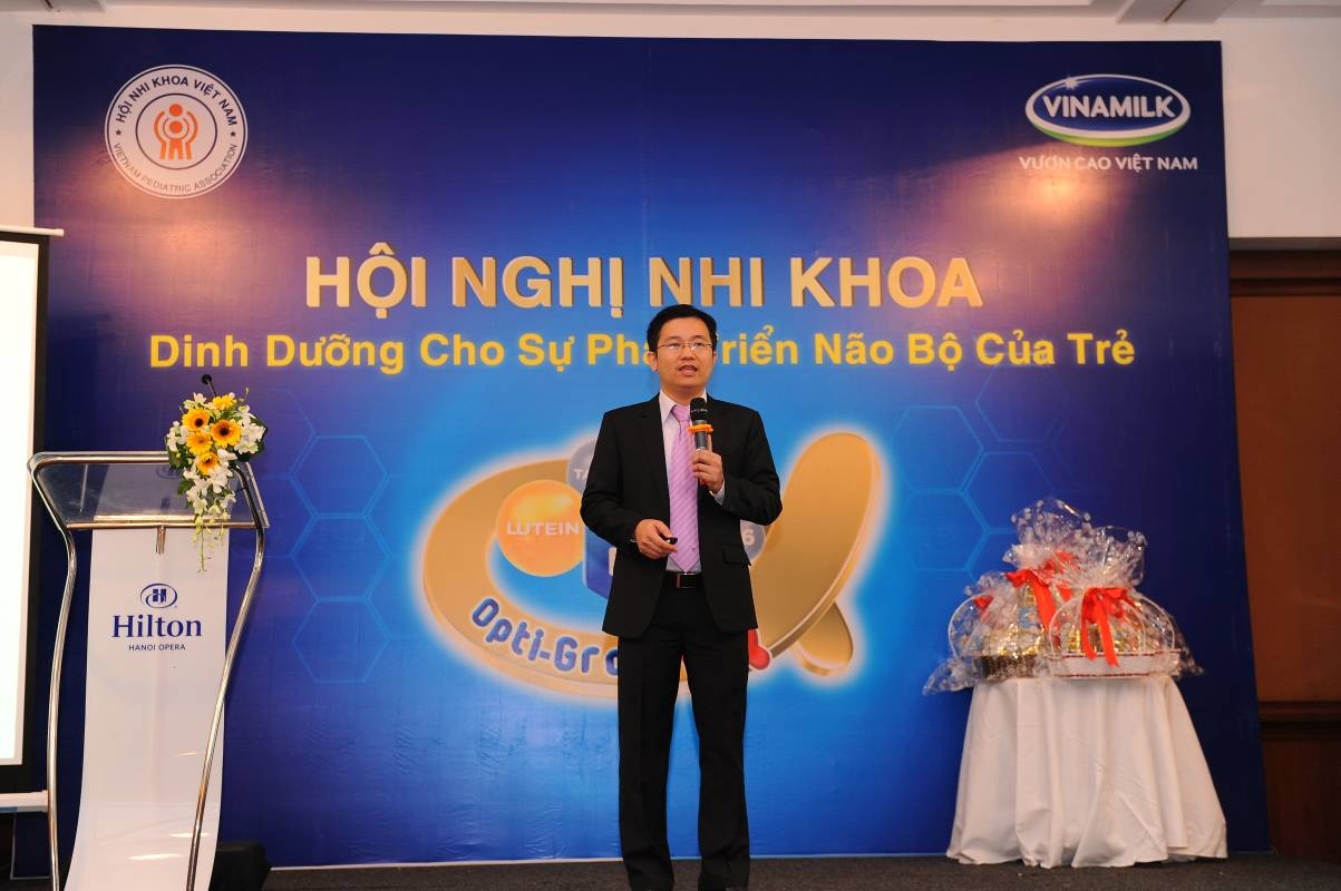 Ông Mai Thanh Việt - Giám Đốc Marketing ngành hàng sữa bột trong phần trình bày về chủ đề