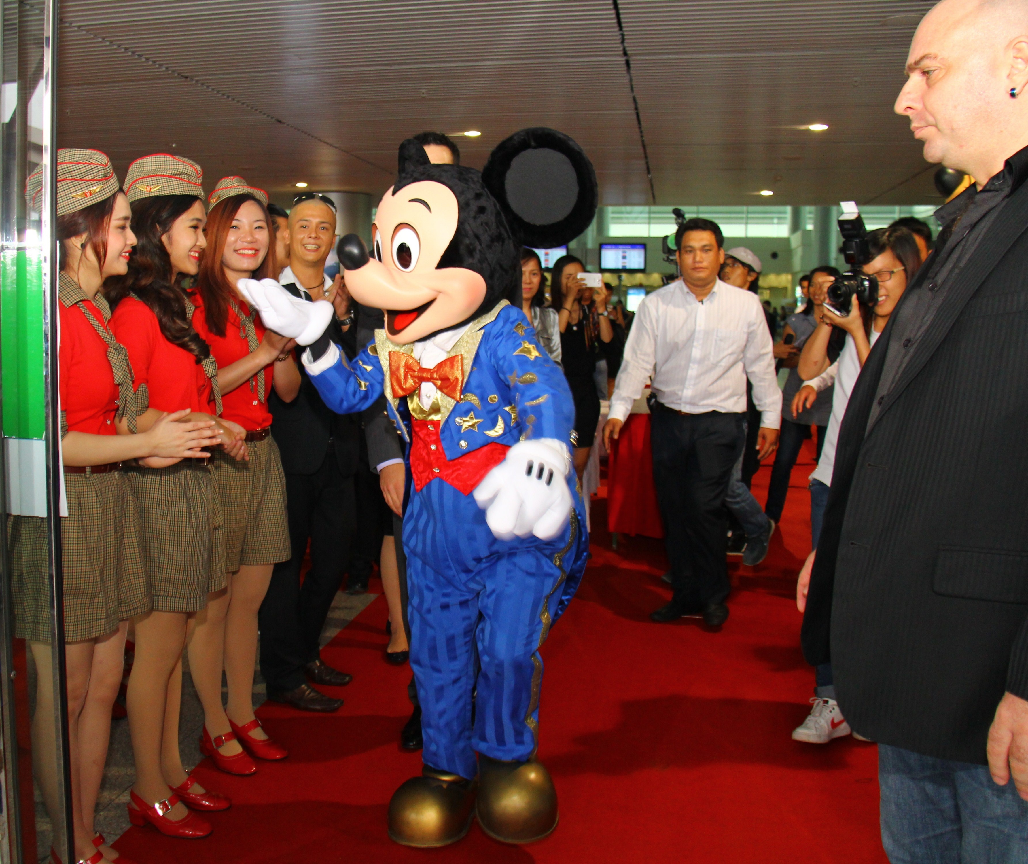 Chuoc Mickey toi Viet Nam lam 'Magic Show' hinh anh