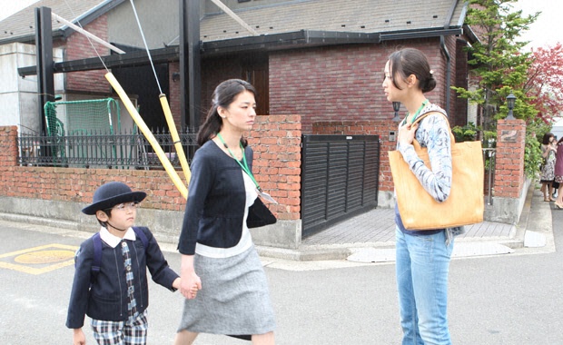 Chihiro không thèm nhìn mặt Yuko vì nghĩ Yuko tung tin đồn chồng mình phạm tội quấy rối tình dục.