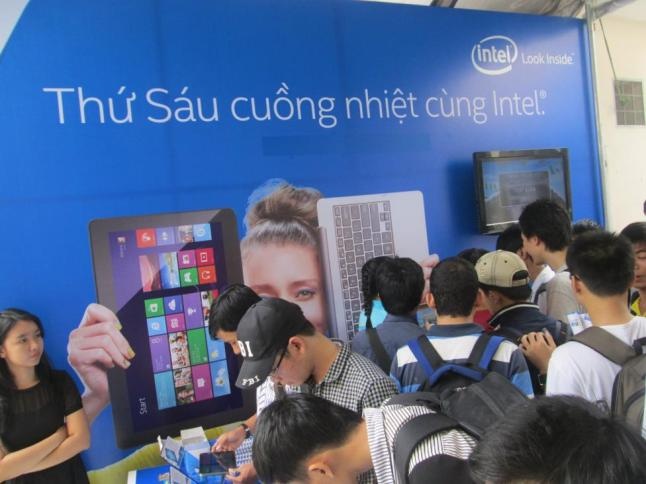 Ngay hoi trai nghiem cong nghe danh cho sinh vien hinh anh