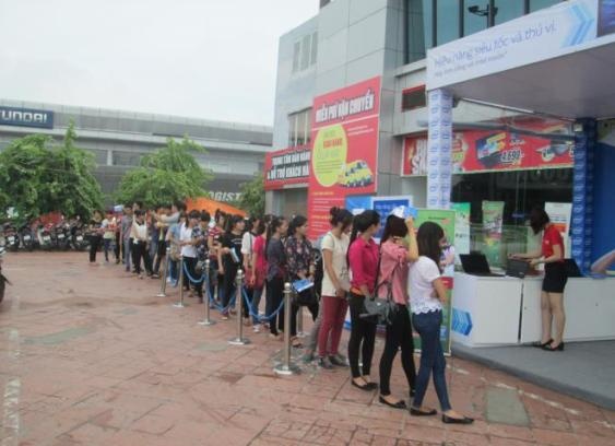 Khách tham gia trải nghiệm tại siêu thị điện máy Media Mart Hà Nội.