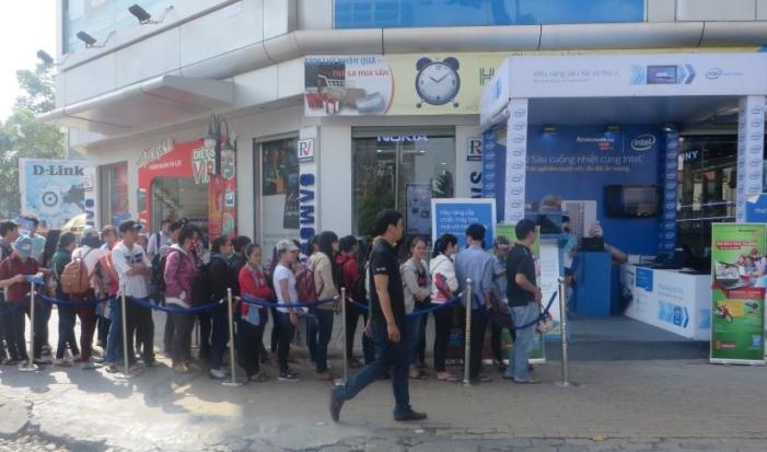 Khách tham dự tại đại lý Phong Vũ TP.HCM.