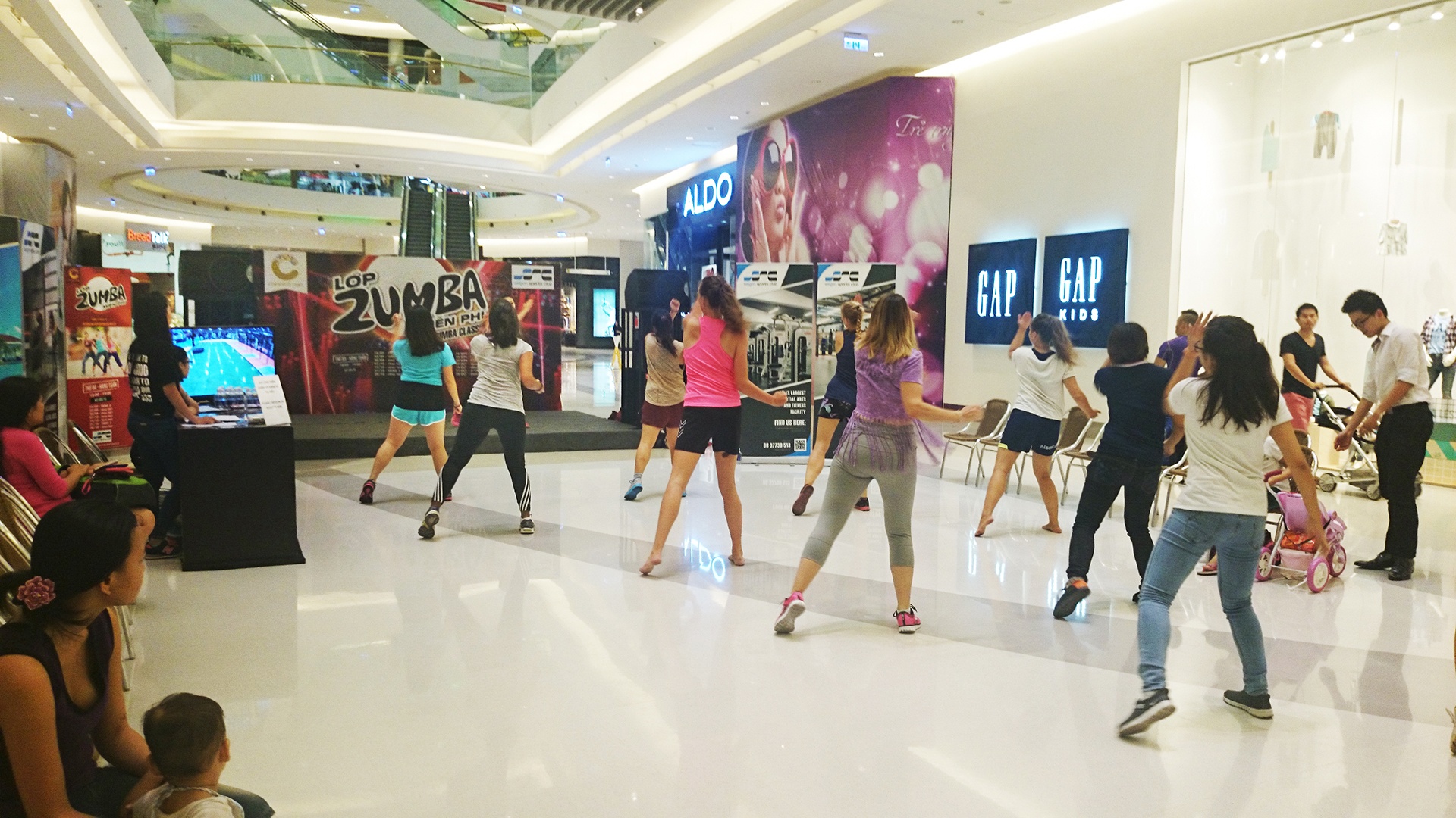 Lớp Zumba miễn phí tại Crescent Mall.