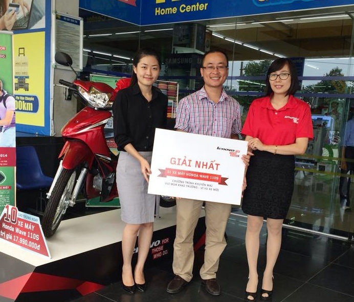 Nhan doi niem vui khai truong, so huu xe may cung Lenovo hinh anh