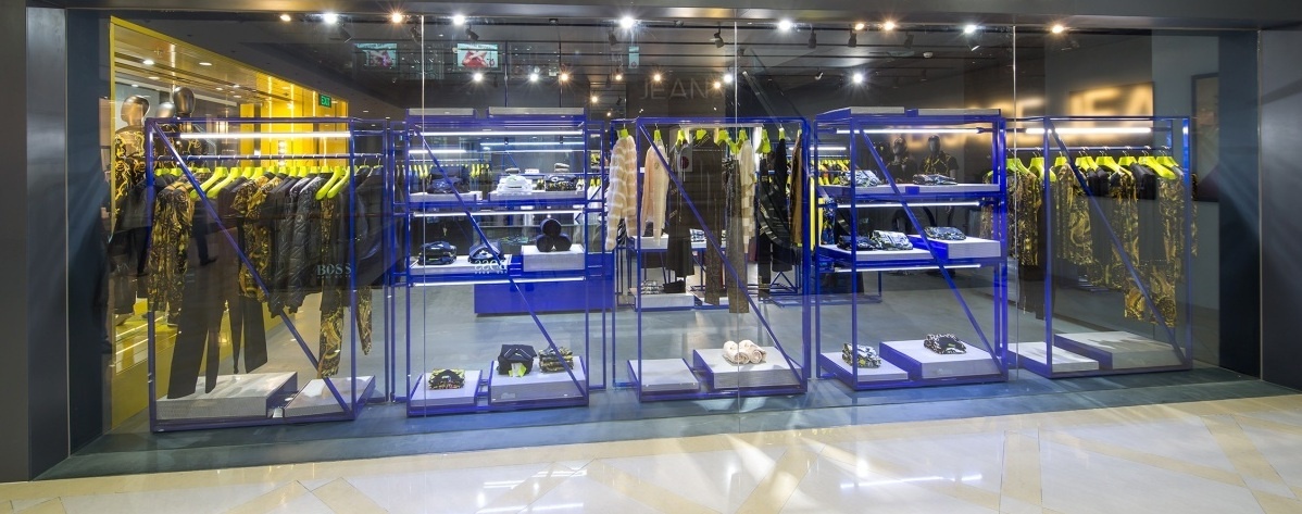 Cửa hàng tại trung tâm thương mại Union Square TP.HCM là cửa hàng thứ hai của Versace Jeans tại Việt Nam. Cửa hàng đầu tiên tại Hà Nội đã chính thức khai trương vào tháng 9/2013.