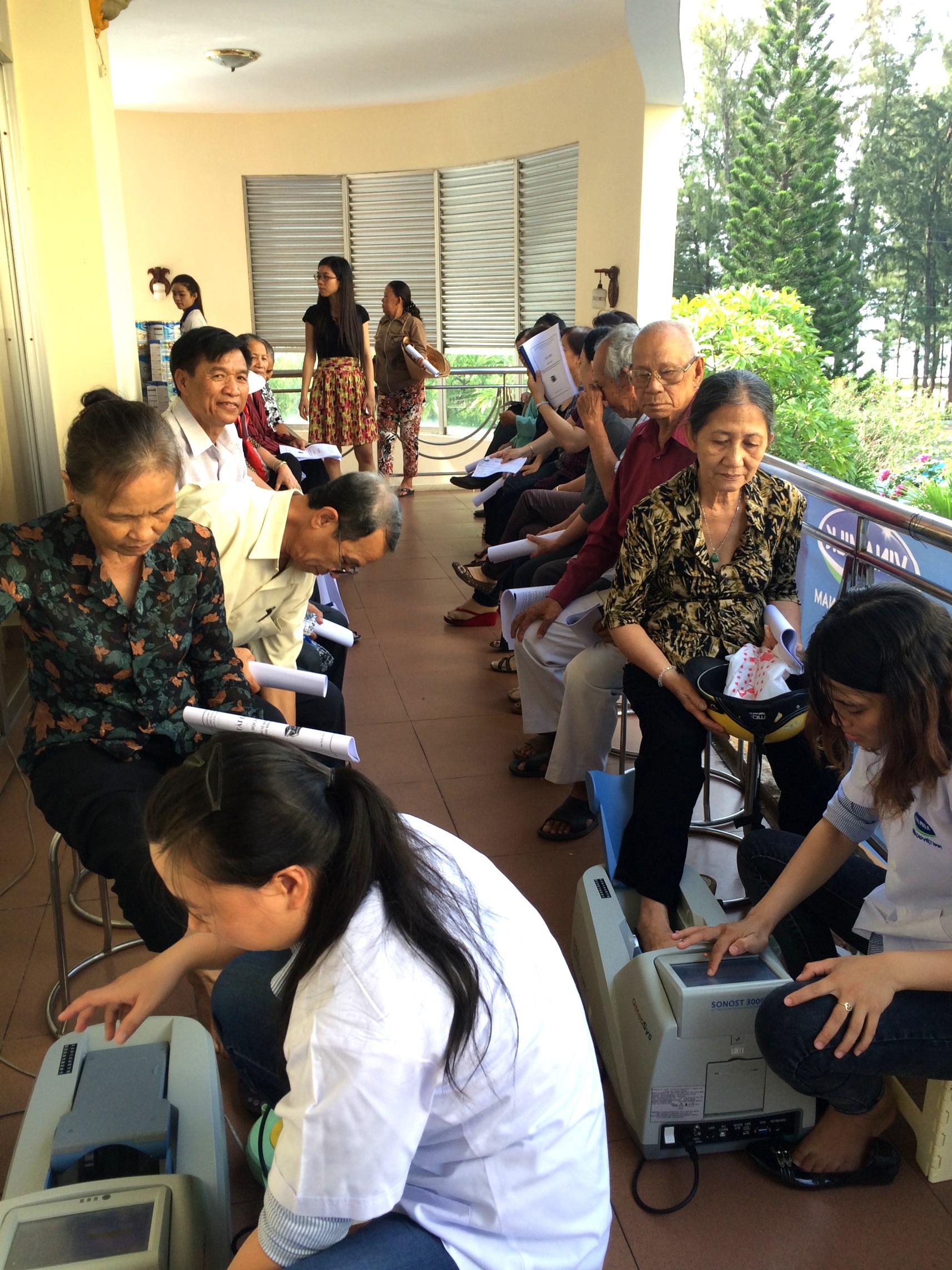 Vinamilk tổ chức đo loãng xương cho người cao tuổi Bình Thuận, giúp người cao tuổi phát hiện và phòng ngừa loãng xương.