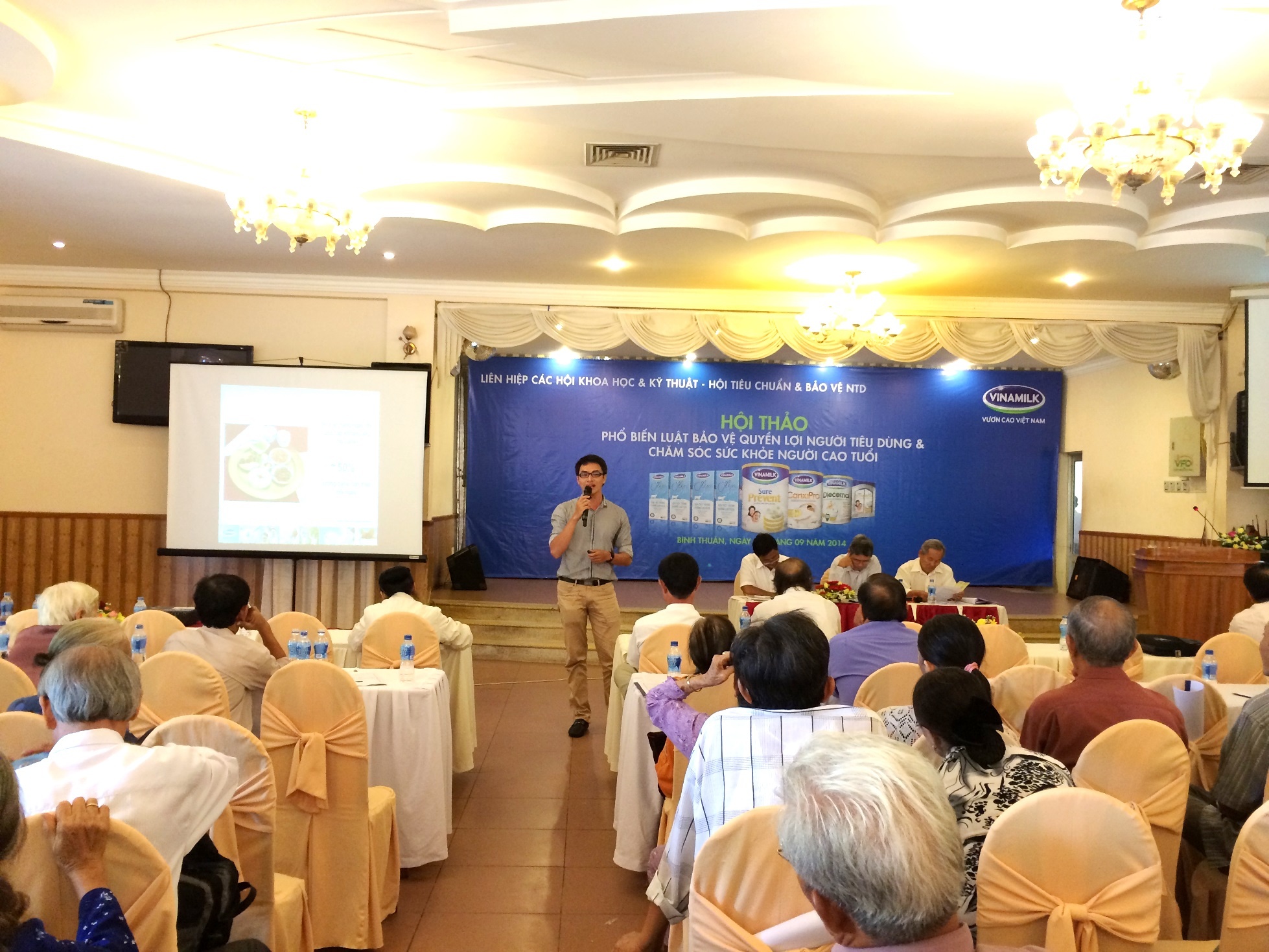 Ông Nguyễn Trường Song Pha - Trưởng ban nhãn hiệu trao đổi với người tiêu dùng về sản phẩm sữa tiệt trùng Flex không Lactoza