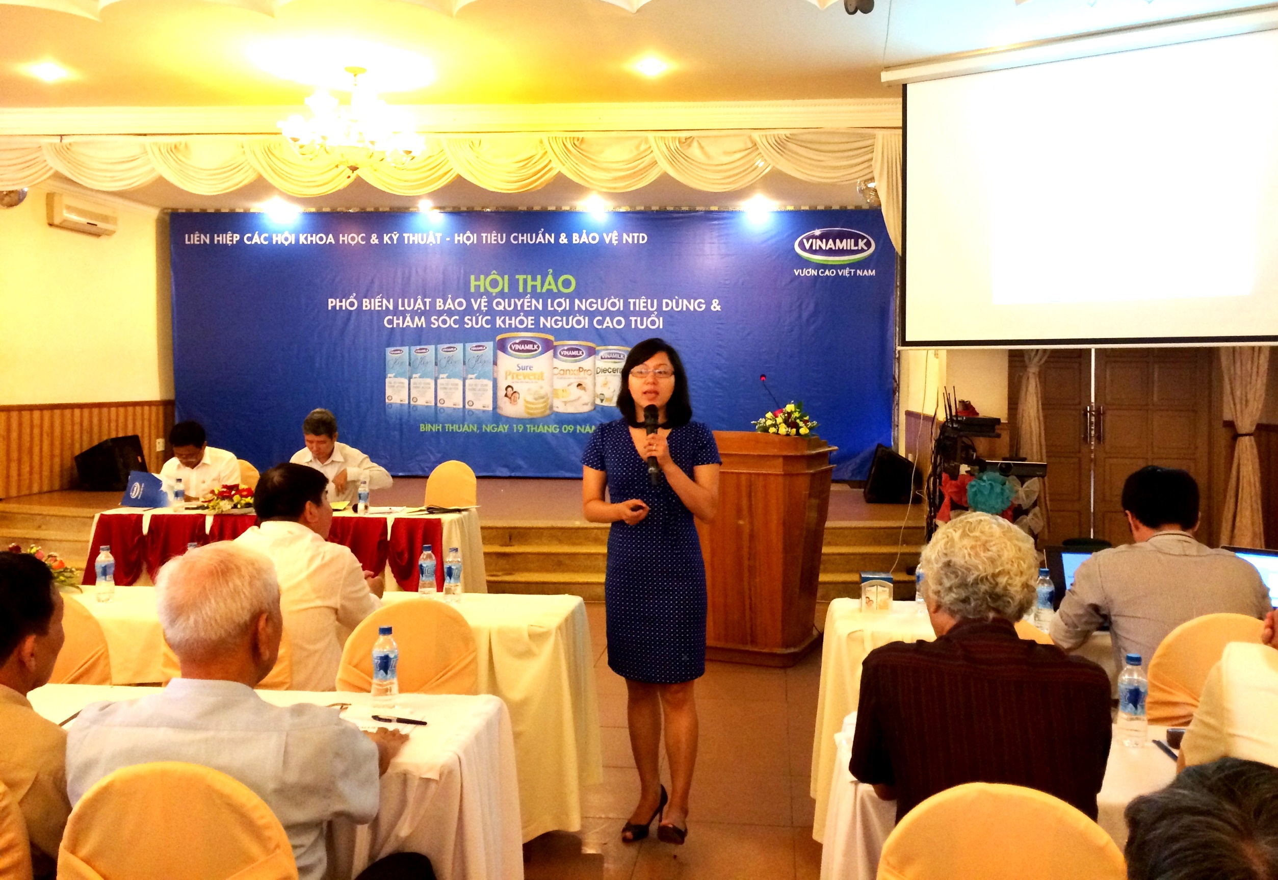 Bà Nguyễn Thị Mỹ Hòa – Trưởng ban nhãn hiệu ngành hàng sữa bột (Vinamilk) chia sẻ những thông tin hữu ích của các sản phẩm dinh dưỡng dành cho người cao tuổi 