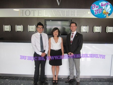 Đại diện BB- công ty Cầu Xanh và sinh viên Lê Việt Hưng tại trường Vatel Thụy Sĩ.