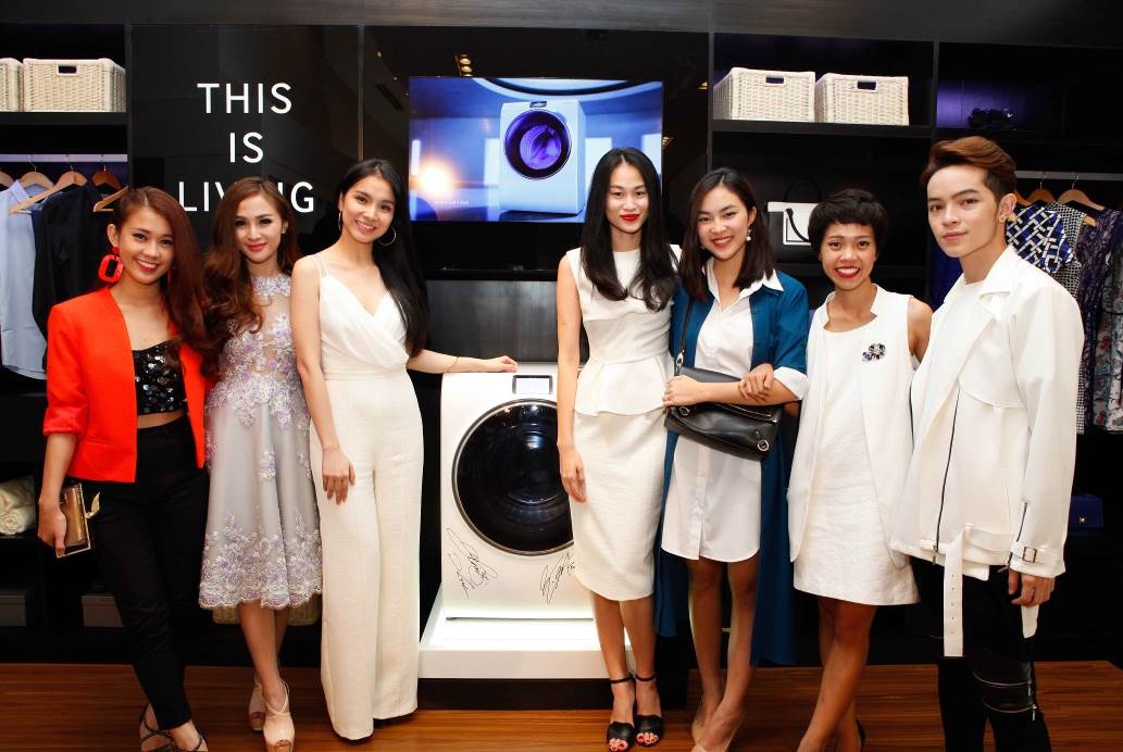 Trong vai trò là người chủ nhà duyên dáng của ngôi nhà Samsung (88 Đồng Khởi, quận 1, TP.HCM), Thuỳ Lâm cùng với MC Quang Bảo và các nghệ sĩ Thanh Duy Idol, người mẫu Thanh Trúc, Helly Tống, hot girl Kelly, Ngọc Thảo... trải nghiệm những sản phẩm điện tử gia dụng thông minh.