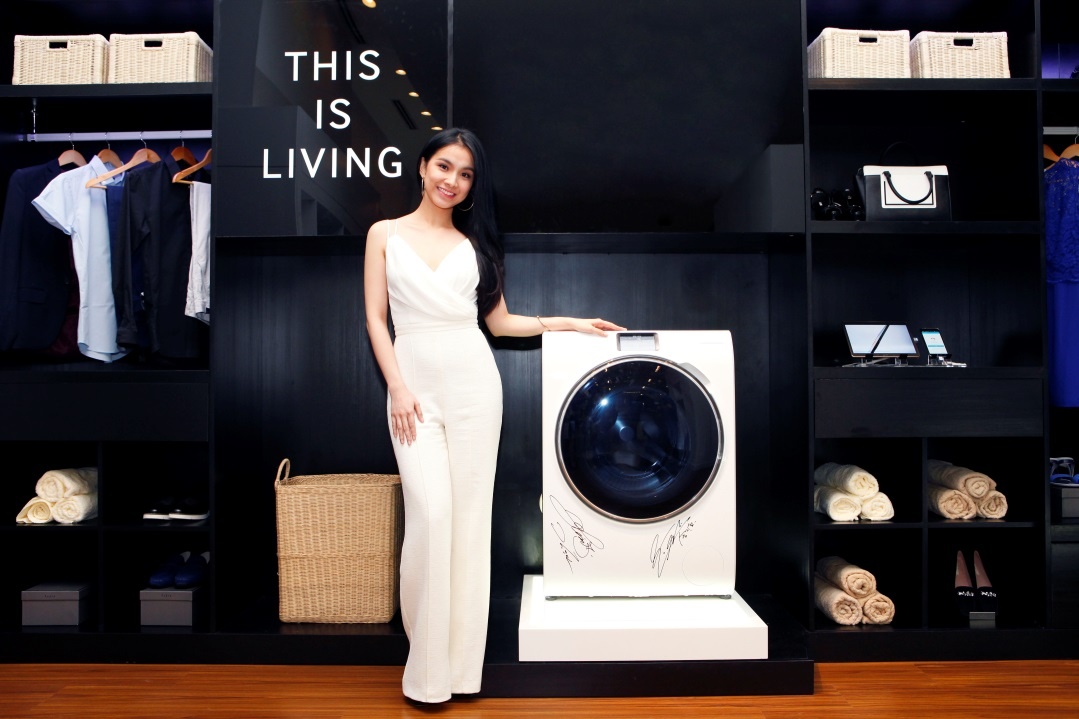 Hoa hậu đặc biệt chú ý đến chiếc máy giặt Crystal Blue với nhiều tính năng vượt trội. Thiết kế lồng giặt màu xanh trong, cấu trúc liền mạch tối giản, chế độ tự động giặt tối ưu, công nghệ Eco Bubble đánh tan bột giặt… của sản phẩm giúp cô hoàn thành tốt hơn vai trò người phụ nữ của gia đình. Người đẹp cũng chia sẻ sự bất ngờ khi biết đến tính năng Smart Control, cho phép người sử dụng điều khiển máy từ xa của sản phẩm.