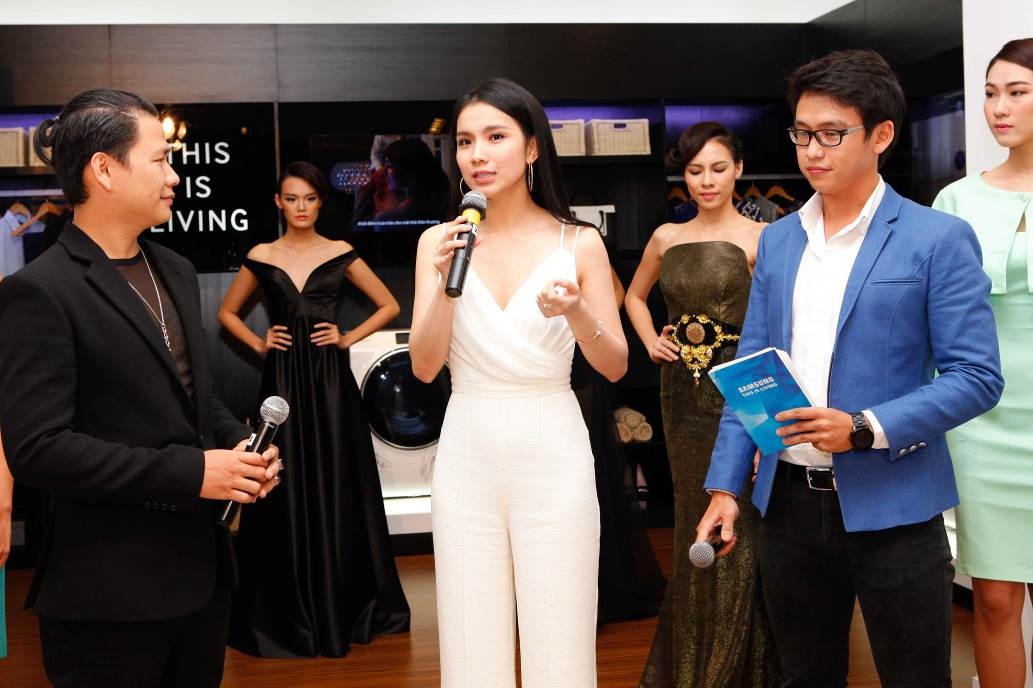 Cũng trong sự kiện này, Thuỳ Lâm có dịp gặp gỡ nhà thiết kế Hoàng Minh Hà - quán quân Project Runway mùa đầu tiên. Bộ sưu tập cá tính và quyến rũ của anh mang đến cảm nhận thú vị cho người xem. 